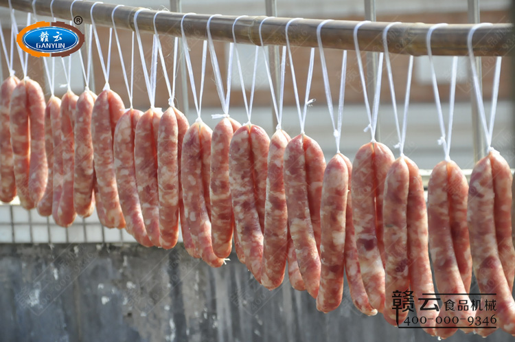 灌好的香腸在陽光下暴曬