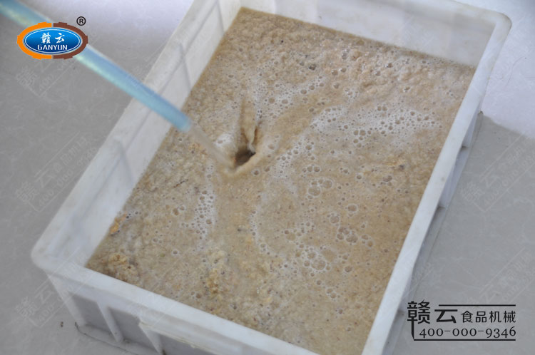 刷出來的紅薯粉加水可沉淀出紅薯淀粉