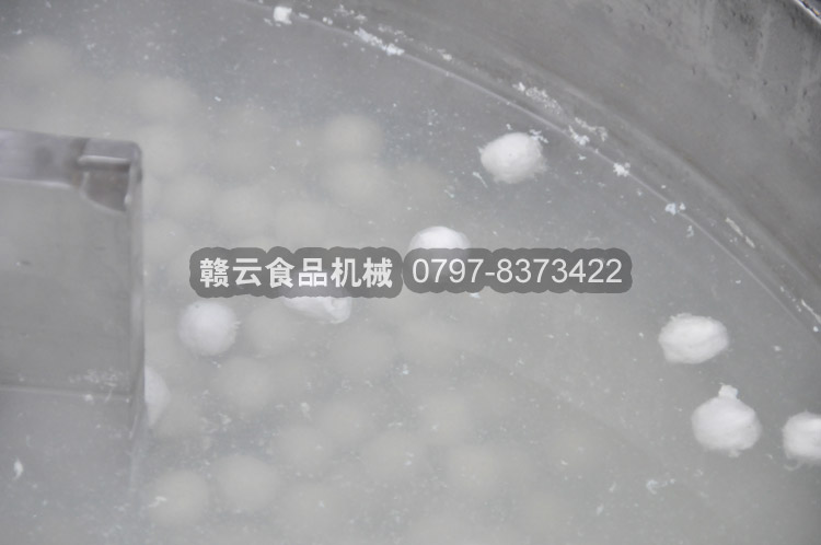煮丸水槽內定型的肉丸