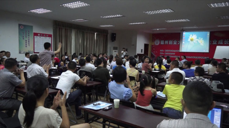 張繼云應(yīng)邀上臺(tái)分享,學(xué)員紛紛鼓掌歡迎