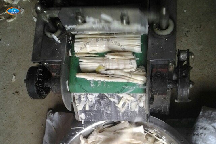 切菜機切筍進行中