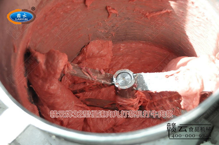 強力絞肉機絞出來的牛肉放入慢速肉丸打漿機中拍打成漿
