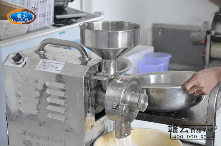 開機將浸泡過的大米慢慢倒入機器料斗內