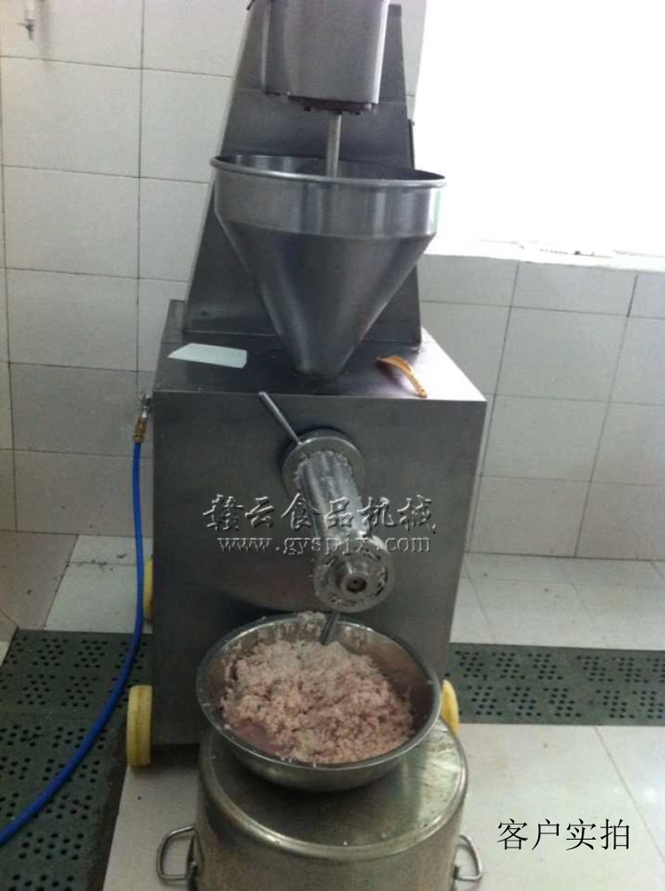 客戶(hù)訂購(gòu)我司生產(chǎn)的二代魚(yú)糜精濾機(jī)加工場(chǎng)景