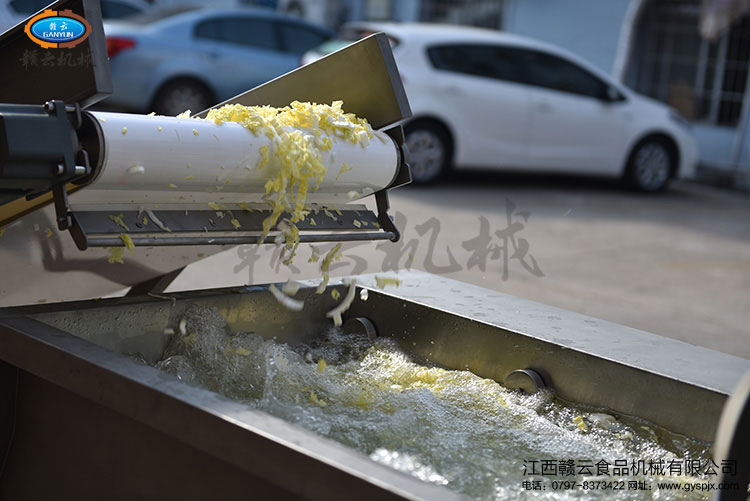 提升機提升至渦流清洗機水槽內